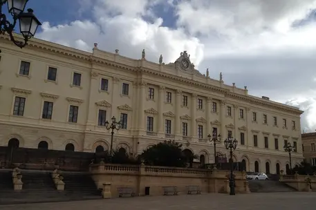 Sassari, il palazzo in Piazza d'Italia che ospita gli uffici di Prefettura e Provincia di Sassari