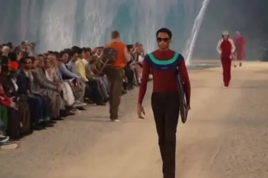Parigi, con il caldo estremo Vuitton porta la moda al mare