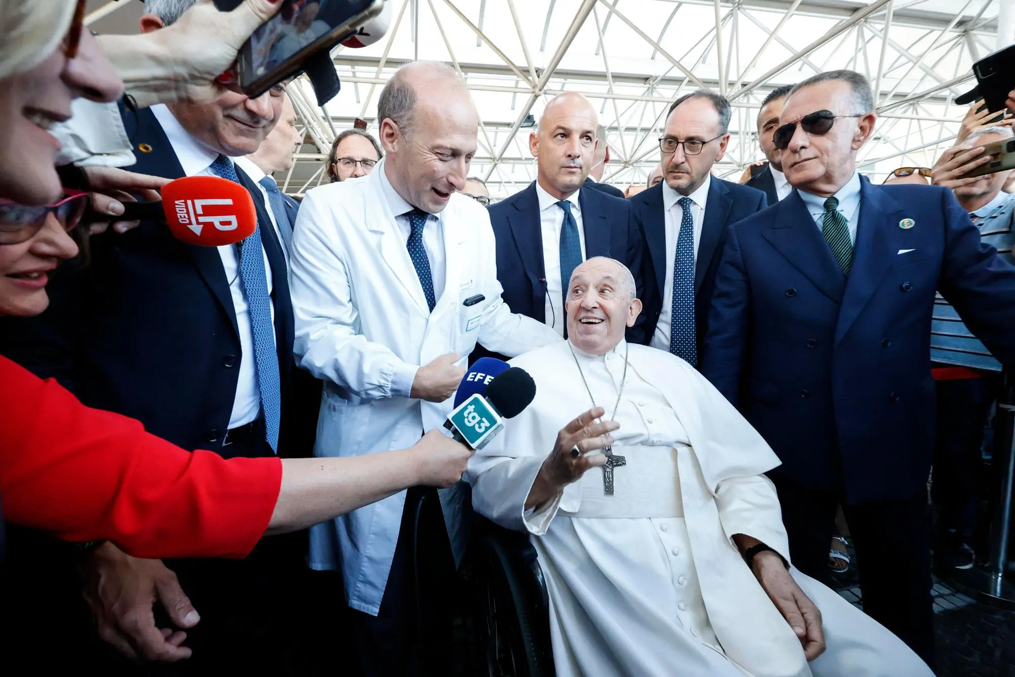 Papa Francesco lascia il Gemelli, Roma 16 giugno 2023. Pope Francis leaves the Gemelli Polyclinic in Rome, Italy, June 16, 2023ANSA/FABIO FRUSTACI.