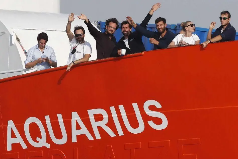 Alcuni membri della nave Aquarius. (Foto Ansa)