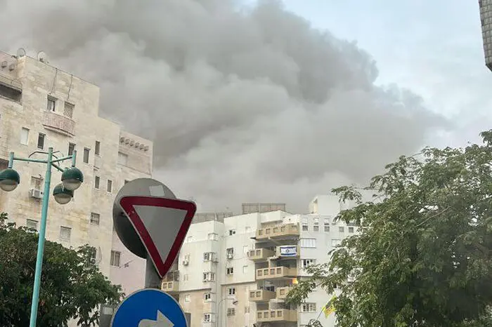 Luogo colpito da missile dall'Iran a Beer Sheva nel sud di Israele, 24 giugno 2025. ANSA/X/MDA OPERATIONAL UNIT +++ ATTENZIONE L'IMMAGINE NON PUO' ESSERE RIPRODOTTA SENZA L'AUTORIZZAZIONE DELLA FONTE CUI SI RINVIA ++++ NPK +++