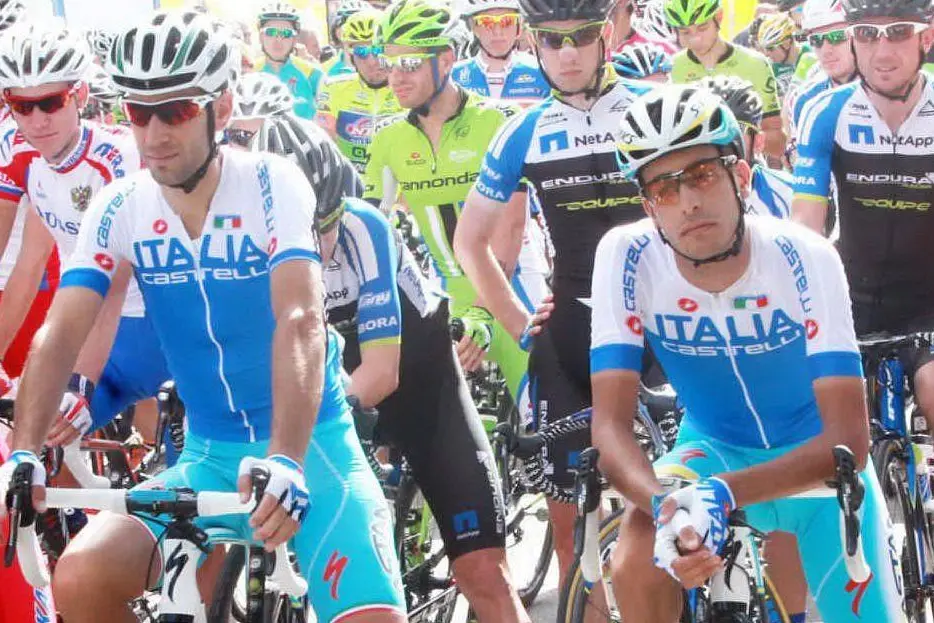 Vincenzo Nibali e Fabio Aru in azzurro durante una premondiale
