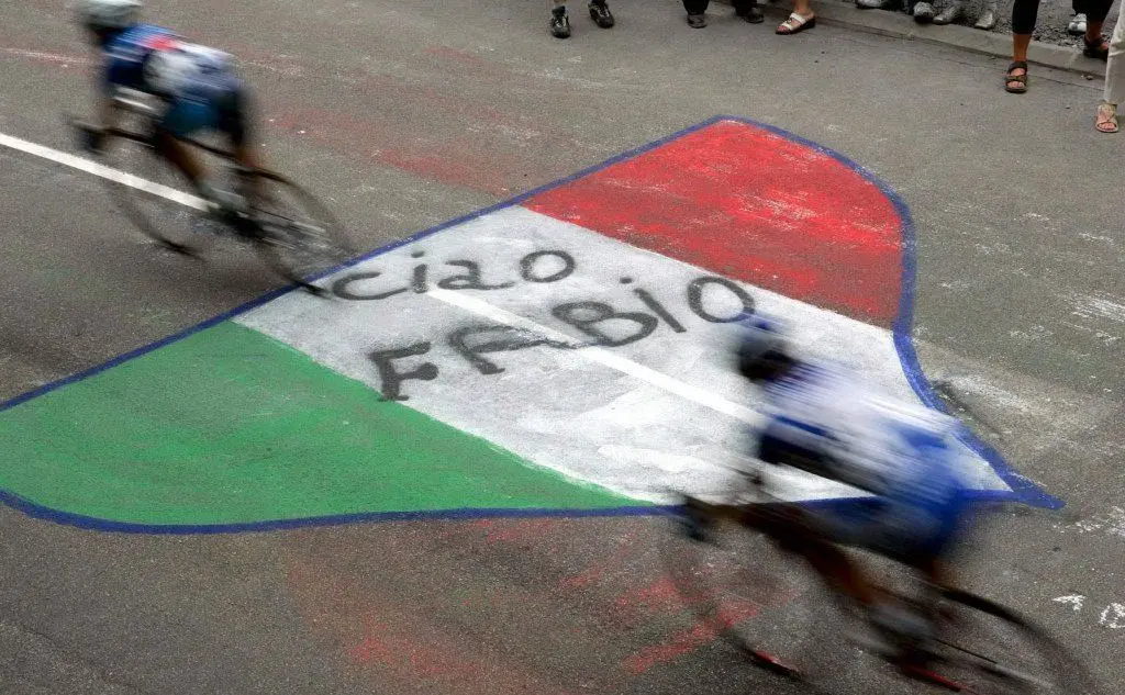 Lungo le strade del tour un saluto a Fabio