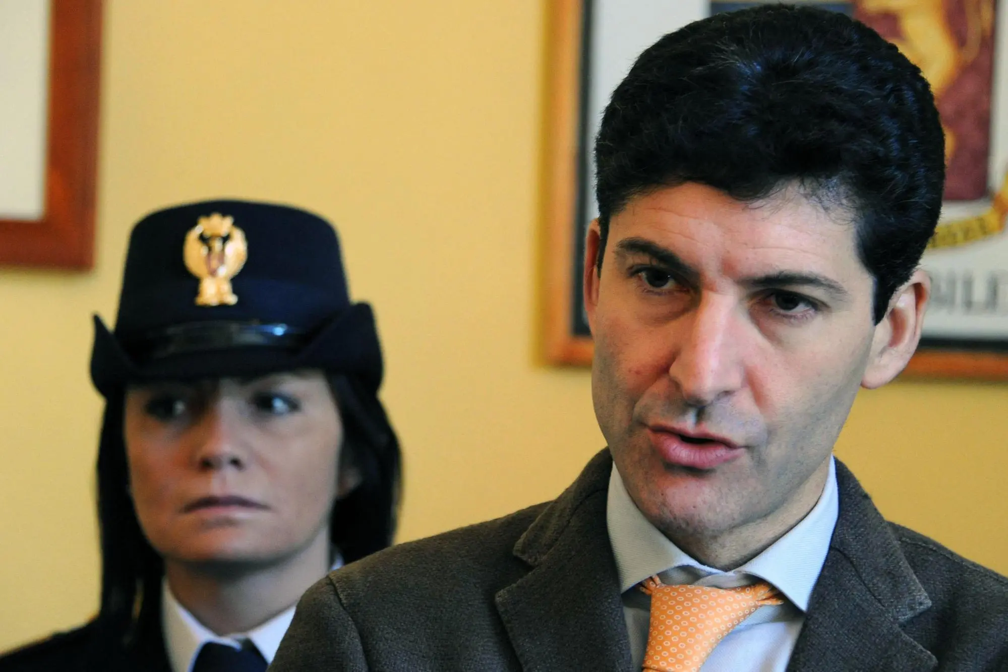 L'allora capo della Squadra Mobile di Napoli Vittorio Pisani durante una conferenza stampa a Napoli il 16 dicembre 2010. ANSA / CIRO FUSCO