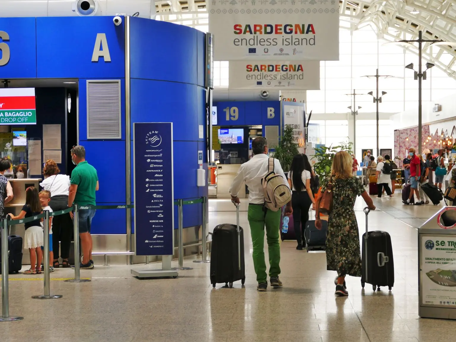 Passeggeri all’aeroporto di Cagliari (Archivio)