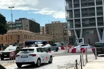 Cagliari, corsia chiusa in piazza Deffenu per caduta calcinacci: caos traffico in centro