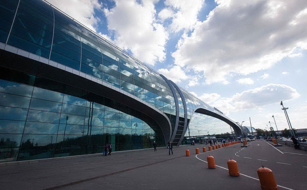 L'aeroporto di  Mosca (Foto WIkipedia e L'Unione Sarda)