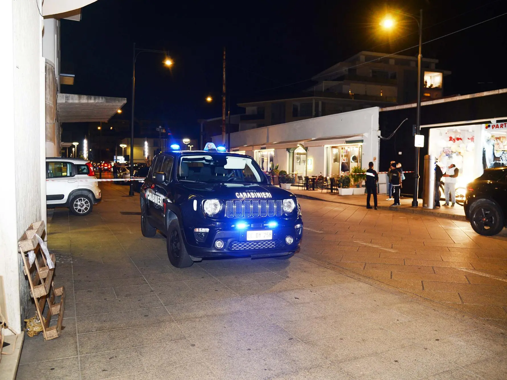 Corso Umberto chiuso durante i rilievi dei Carabinieri dopo l'omicidio avvenuto ieri. Foto Antonio Satta