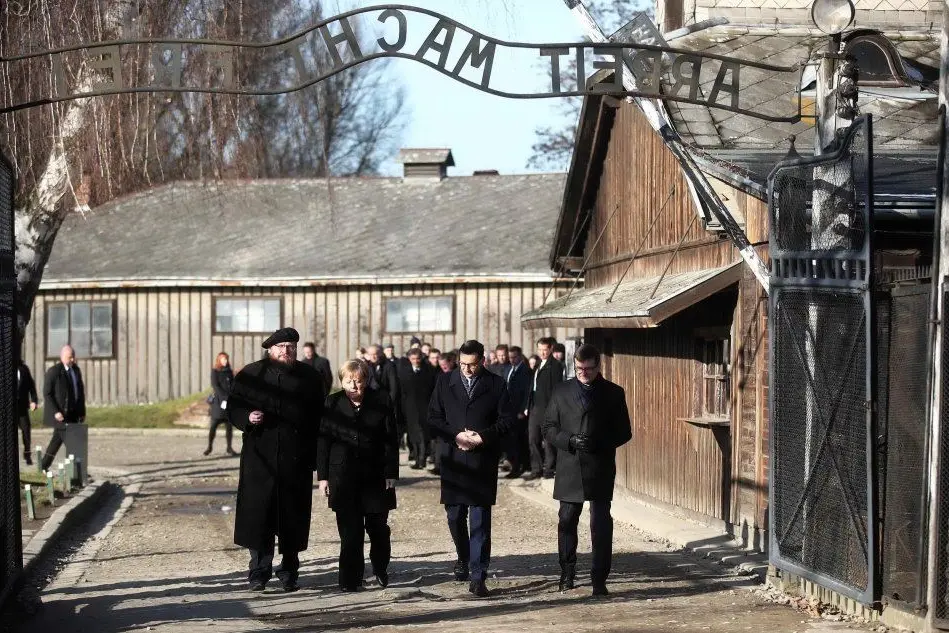 Angela Merkel in visita ad Auschwitz