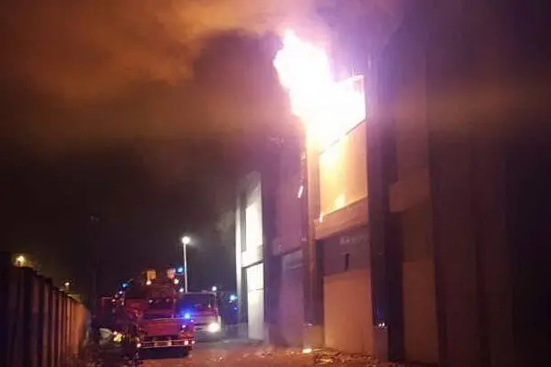 L'incendio nel centro migranti (foto Giovanni Mammoliti via @emergenza24)