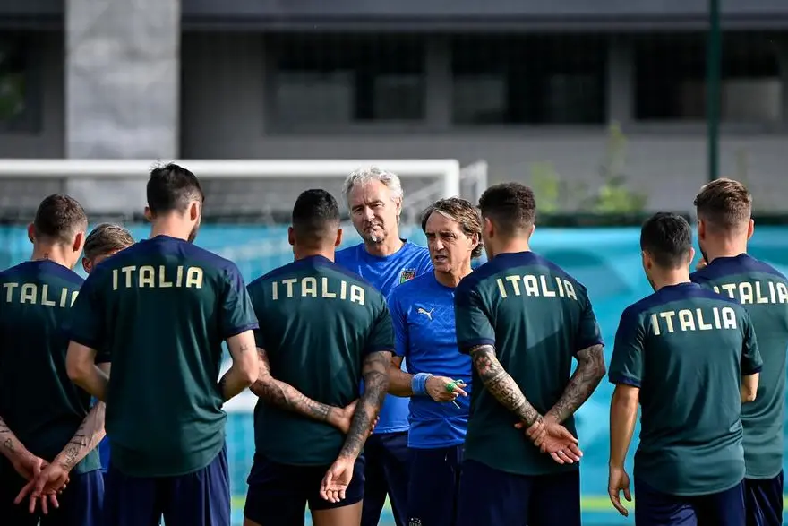 Roberto Mancini e gli Azzurri in allenamento (Ansa)