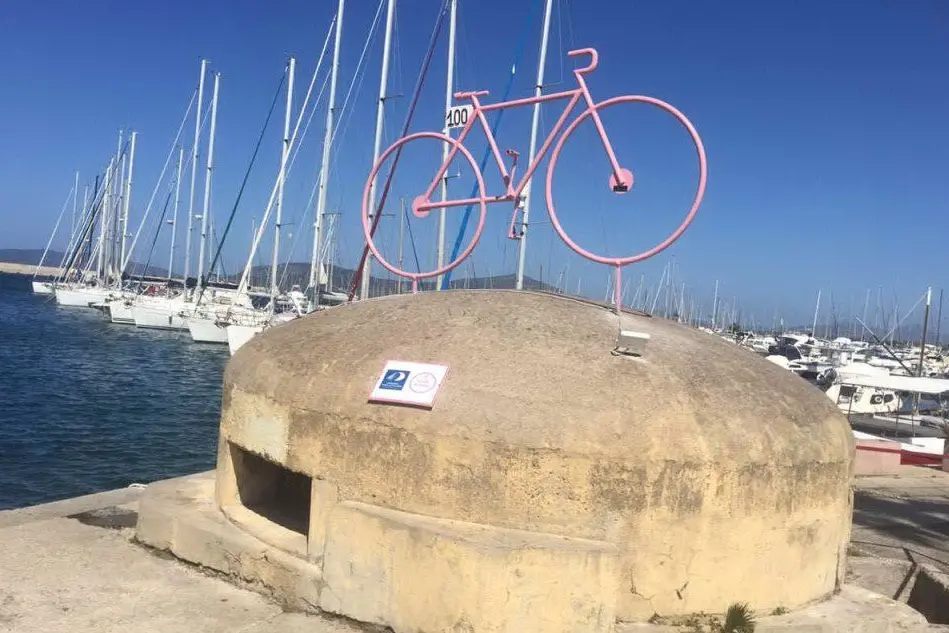 La bicicletta rosa sul fortino