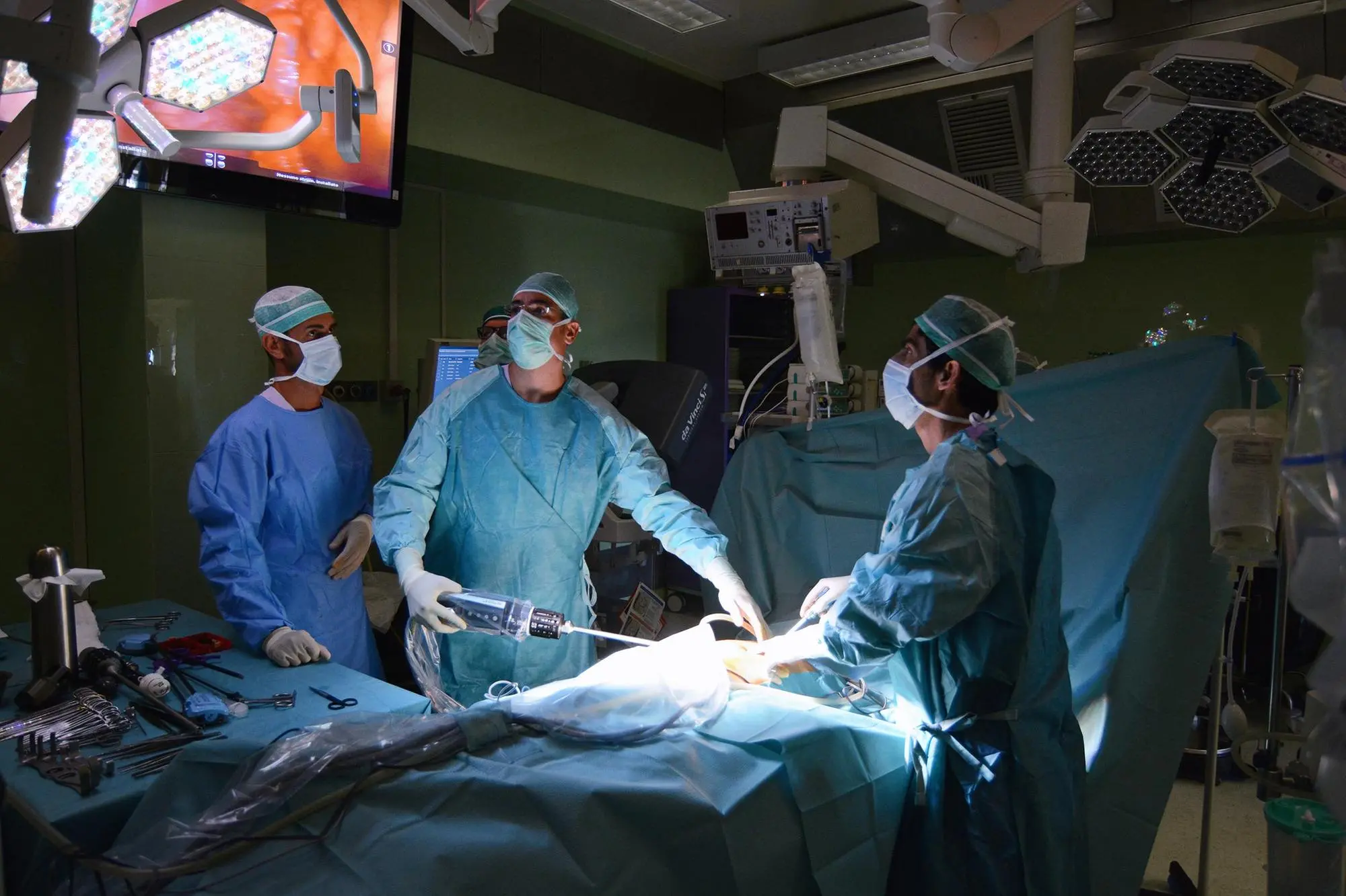 Un'équipe chirurgica al lavoro nella sala operatoria di Urologia al Brotzu (Foto simbolo)