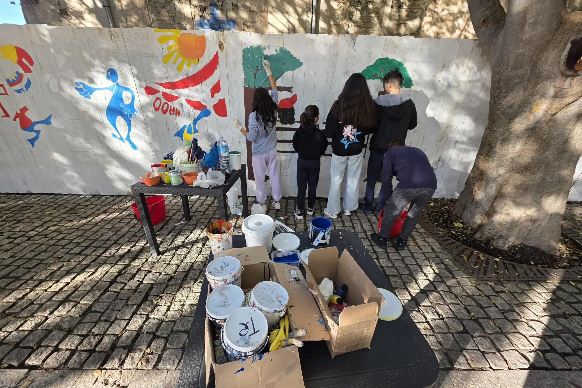 Sassari - lavoro di pittura in viale delle Rimembranze (foto Floris)