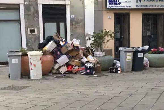 Rifiuti nel centro di Porto Torres (foto Pala)