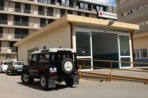 I carabinieri davanti al pronto soccorso di Carbonia