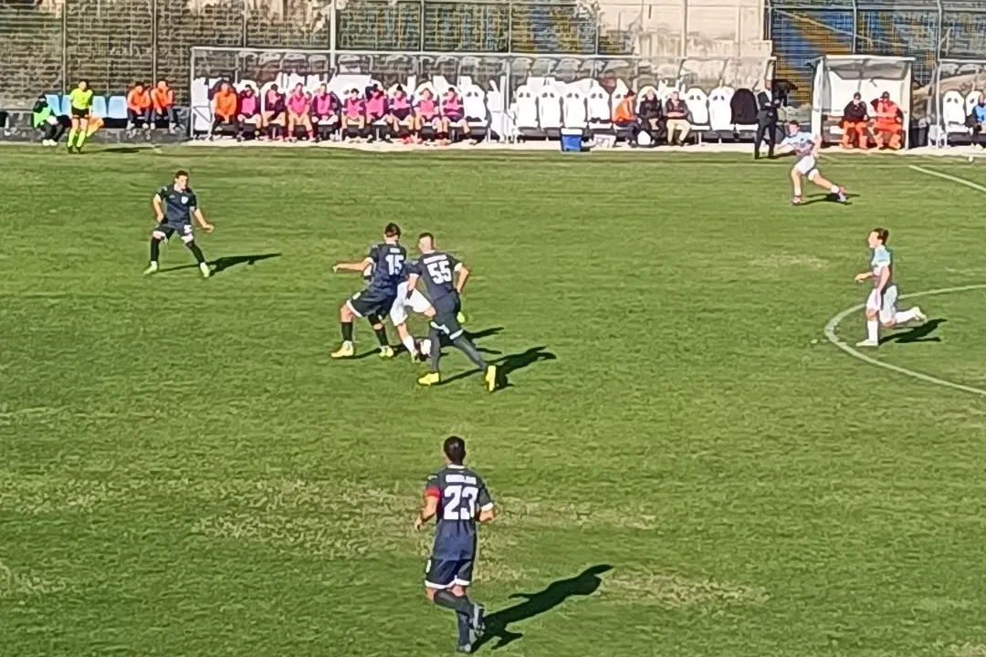 Un contrasto di gioco di Buschiazzo in Olbia-Anzio (foto Giagnoni)