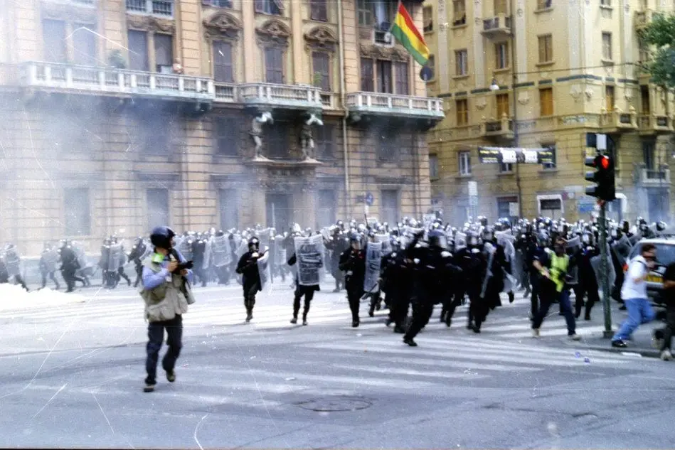 La carica della polizia al G8 di Genova