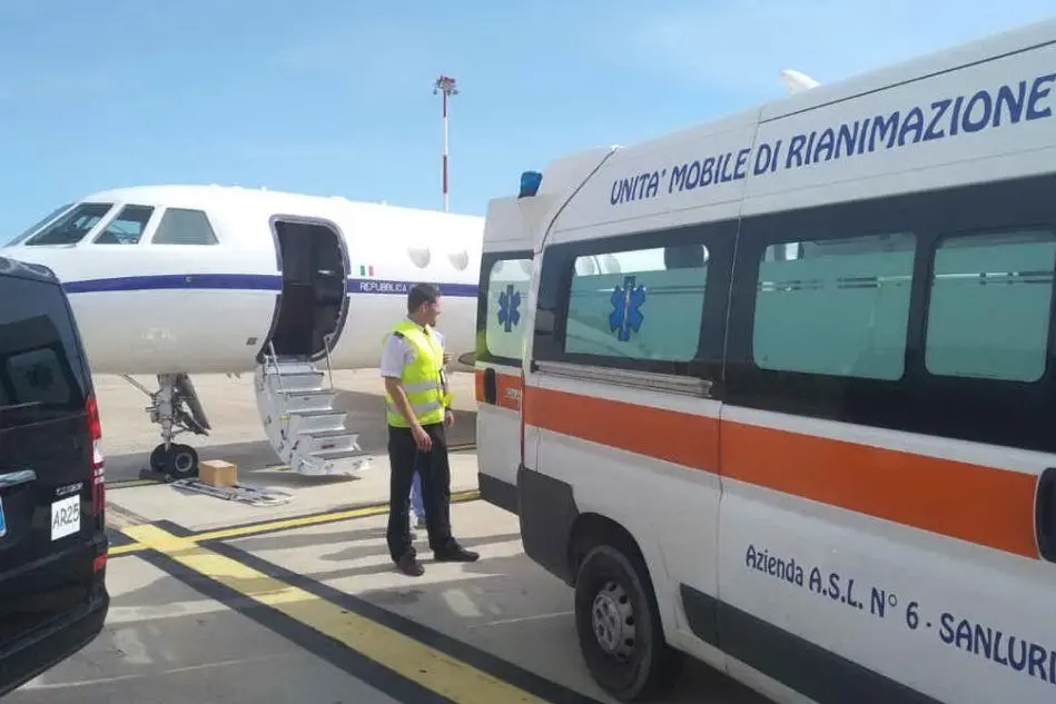 L'ambulanza nello scalo (Foto Twitter Aeronautica)