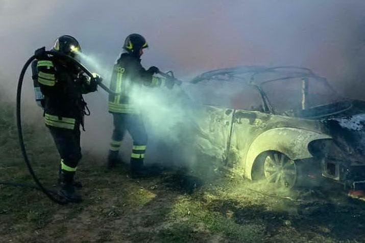 Arzachena: auto distrutta dalle fiamme