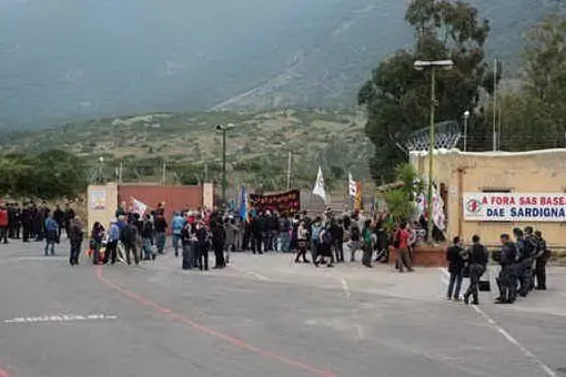 Una delle tante proteste antimilitariste sul paizzale dello stabilimento (foto Simone Farris)