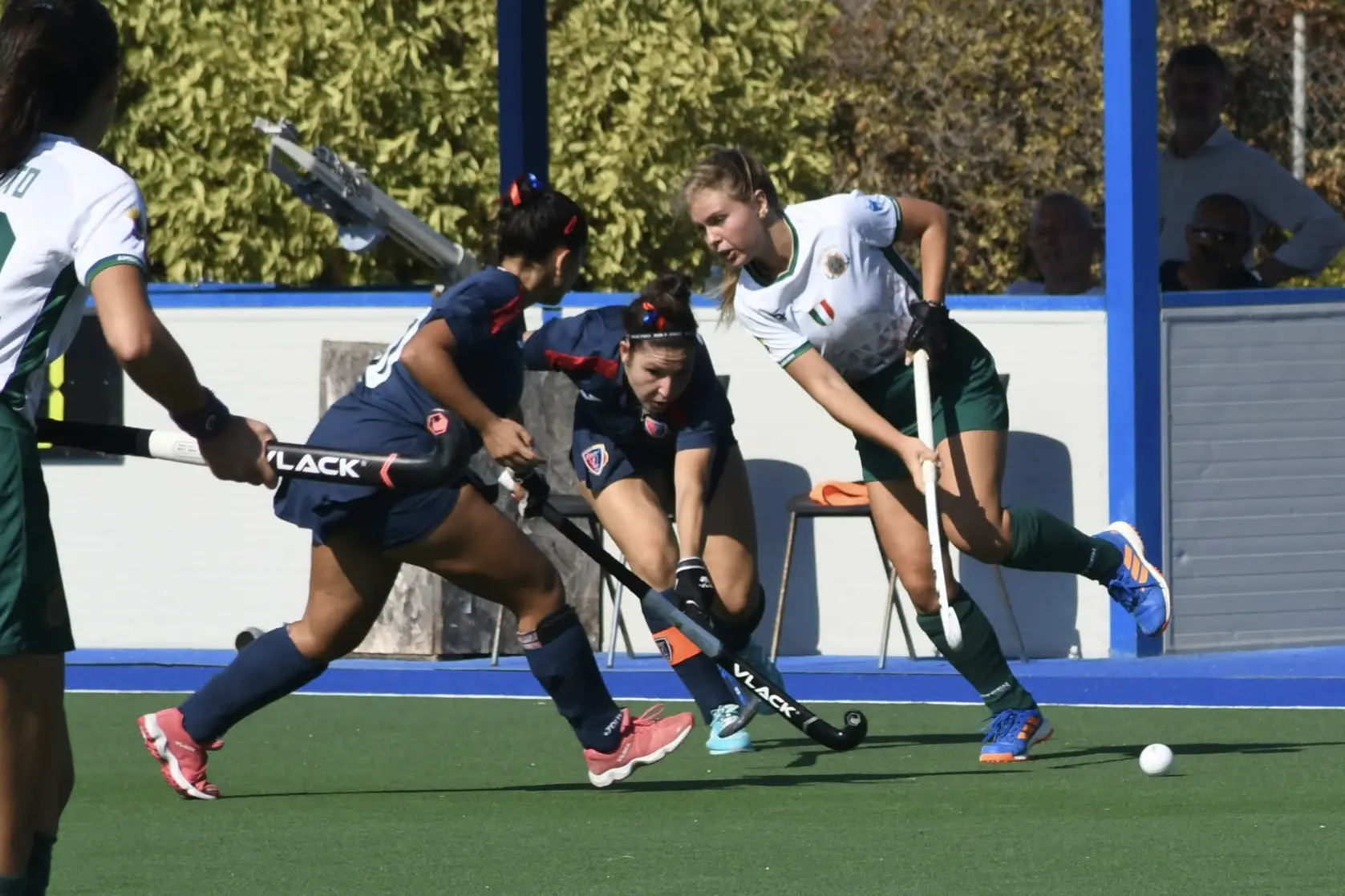 Hockey su prato. Derby a Uras, HT Sardegna-Amsicora sfida inedita Duello a centrocampo nel derby Ferrini-Amsicora di domenica scorsa (Foto Giuseppe Meloni)