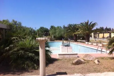 La villa con piscina dove vivono i rom