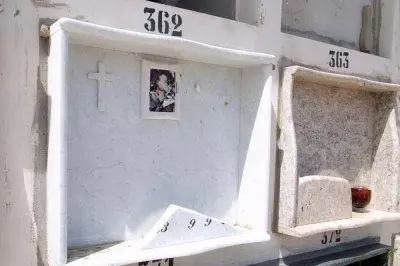 Tombe profanate in cimitero