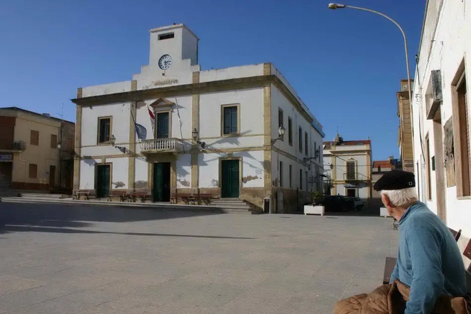La piazza del municipio di Calasetta
