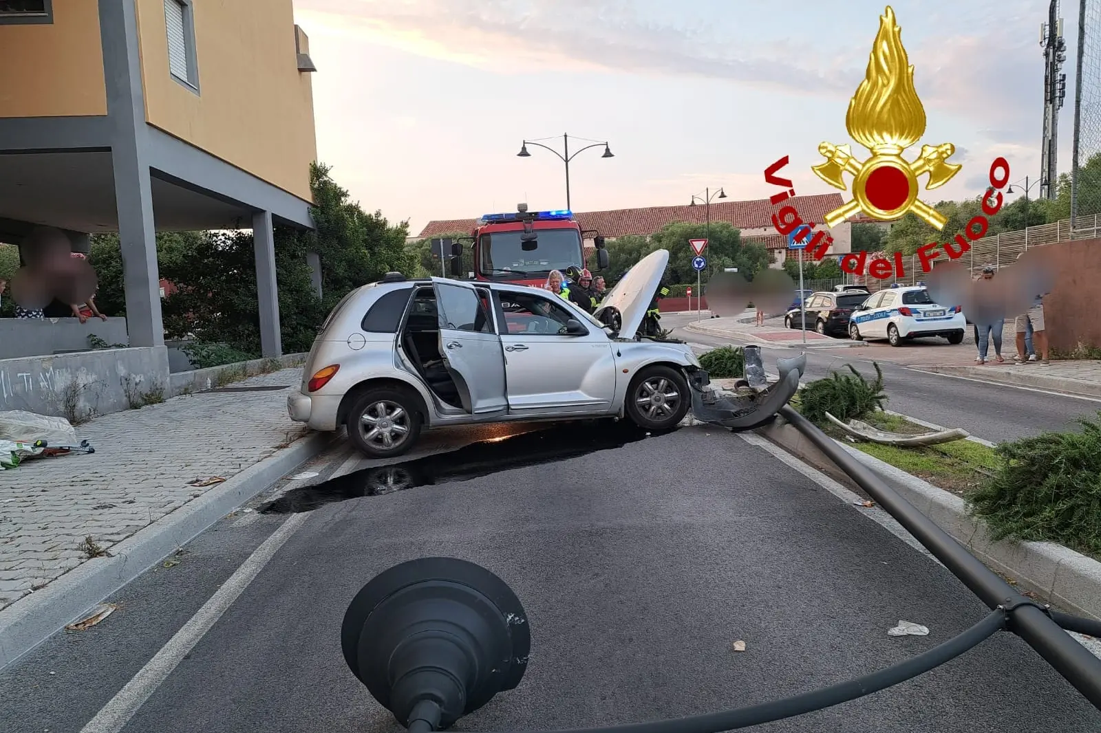 L'auto abbandonata dopo l'incidente a Olbia (Foto: Vigili del fuoco)