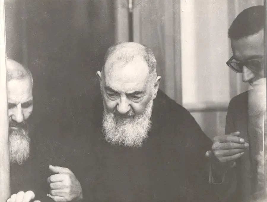 GIovanni Maria Tamponi con Padre Pio (foto concessa da Giuseppe Tamponi)