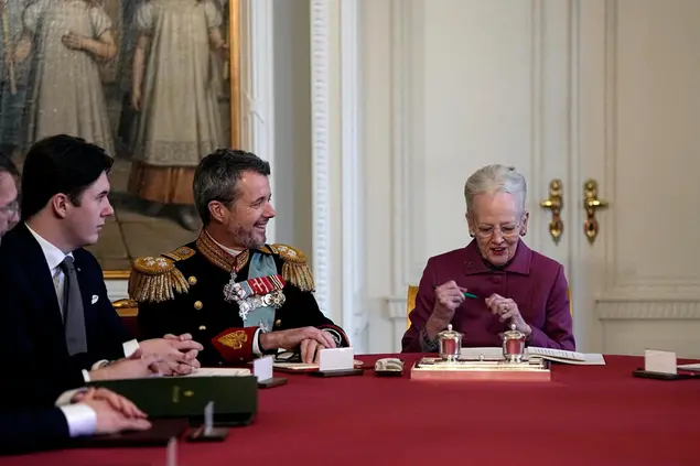 La regina firma l'abdicazione in favore del figlio (Ansa-Epa)