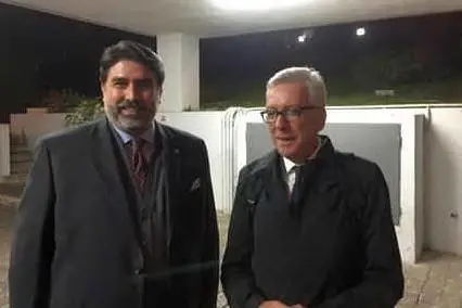 Il vecchio e il nuovo governatore al passaggio di consegne (Ansa)