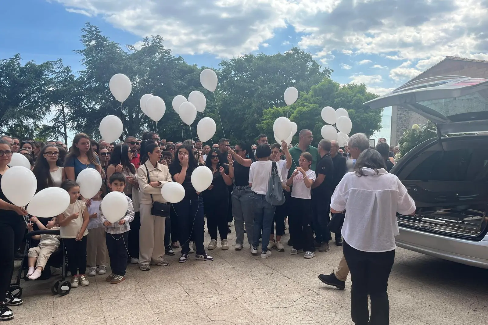 Palloncini bianchi per Lorenzo Spano (Foto: Piera Serusi)