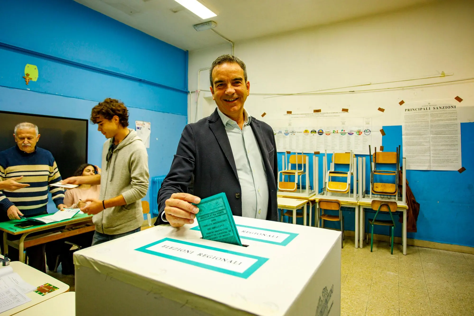 Roberto Occhiuto ai seggi (Ansa)