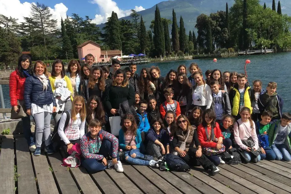 Studenti e insegnanti della scuola Deledda a Trento