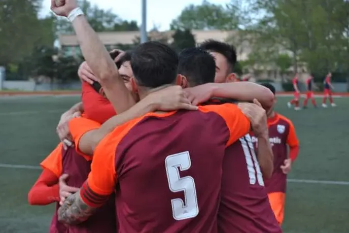 I giocatori del Porto Rotondo festeggiano un gol nell'ultima partita vinta contro il Bosa (foto concessa dalla società)