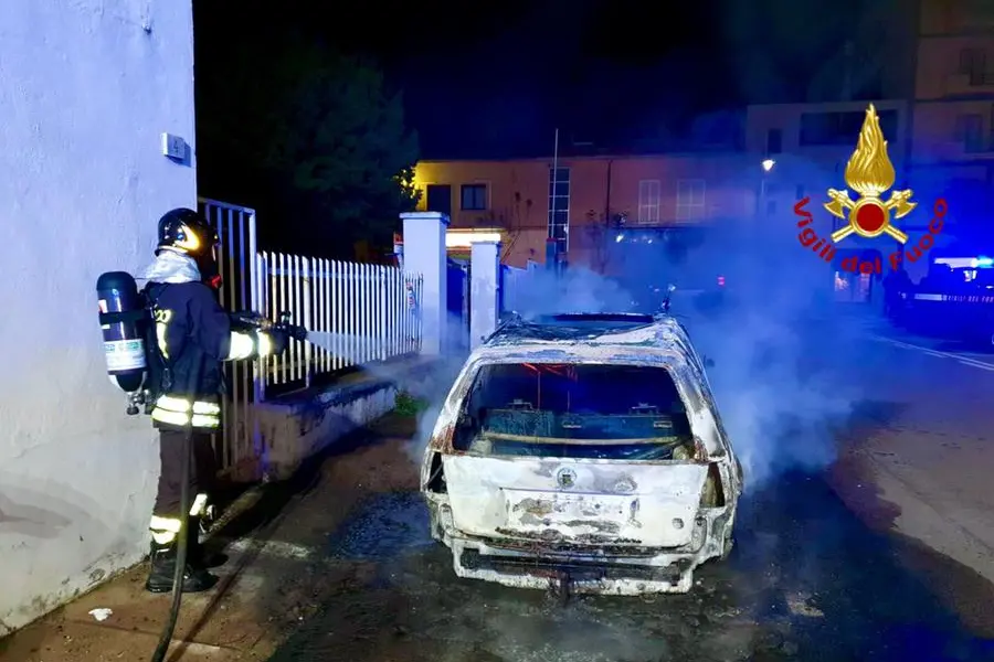 L'auto distrutta dalle fiamme (Foto Vigili del fuoco Sassari)
