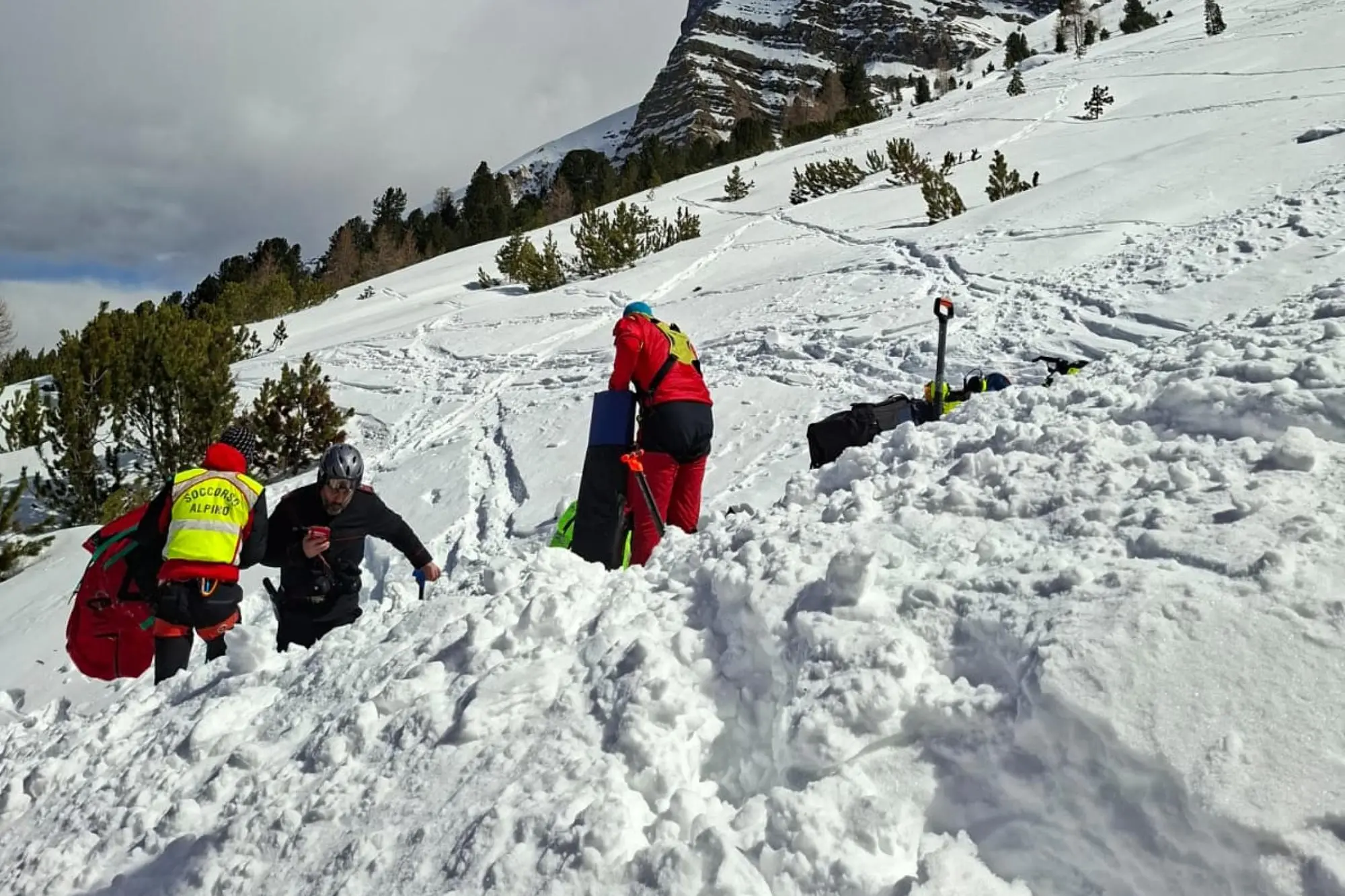 L'intervento dell'elicottero dell'Aiut Alpin Dolomites e degli uomini del Cnsas di Funes per la salma localizzata nella neve da alcuni scialpinisti austriaci e tedeschi (foto ANSA/ CNSAS)