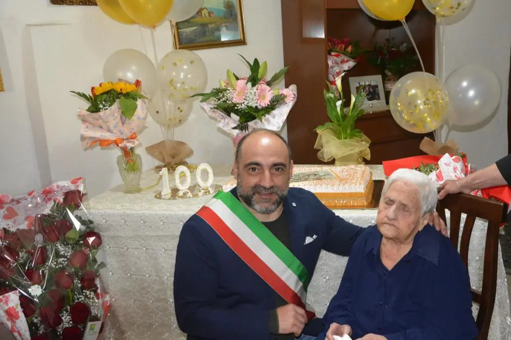 Il sindaco di Siapiccia Raimondo Deidda con zia Anna Rosa (foto concessa)