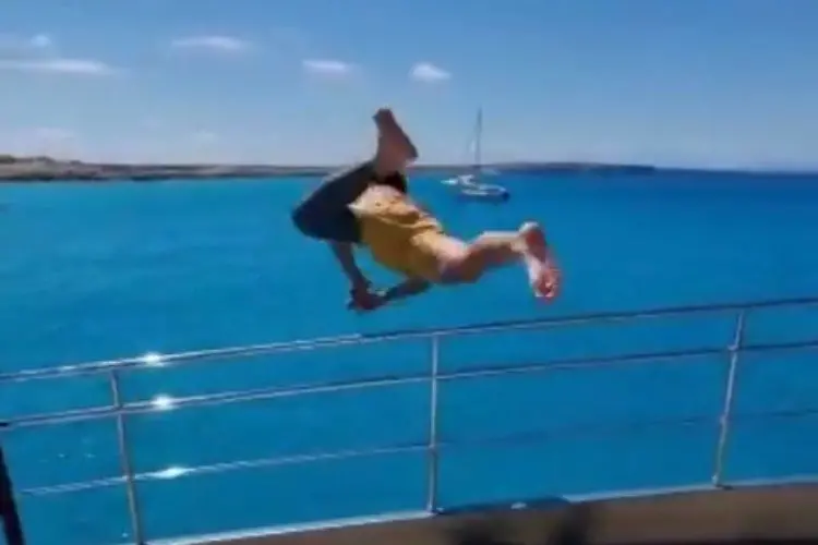 Un frame del video
