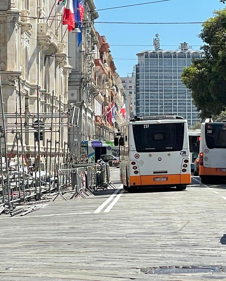 Iniziati i lavori per allestire il palco di Sant’Efisio: traffico stravolto