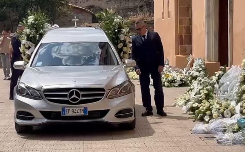 Funerale del piccolo Lorenzo: Nurri abbraccia in silenzio la famiglia