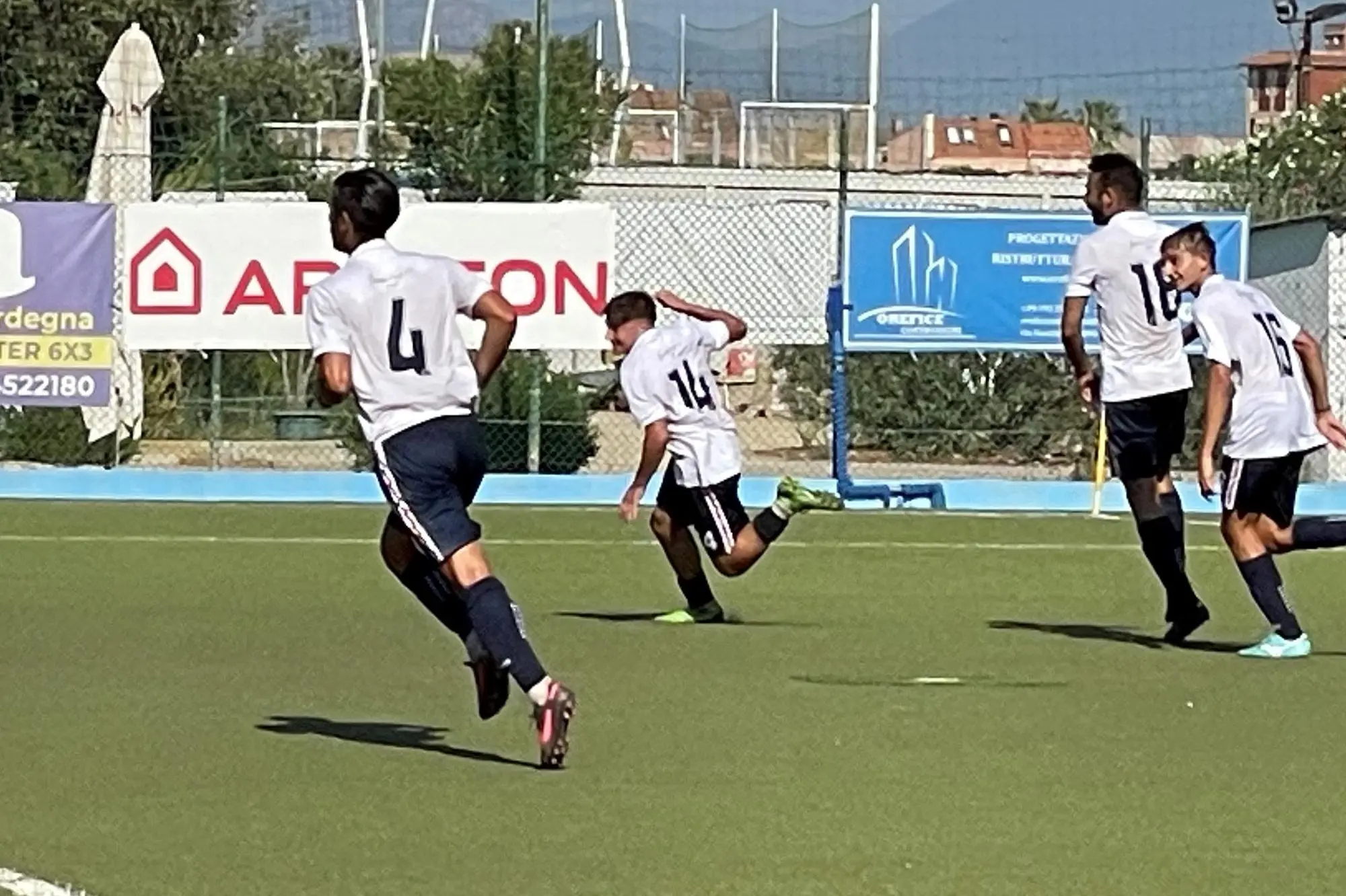 Alberto Mele (al centro) con la maglia della Ferrini (foto Spignesi)