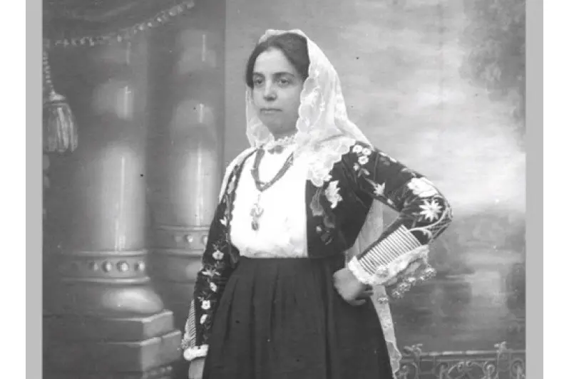 Ninetta Bartoli (1896-1978) con l'abito tradizionale di Borutta