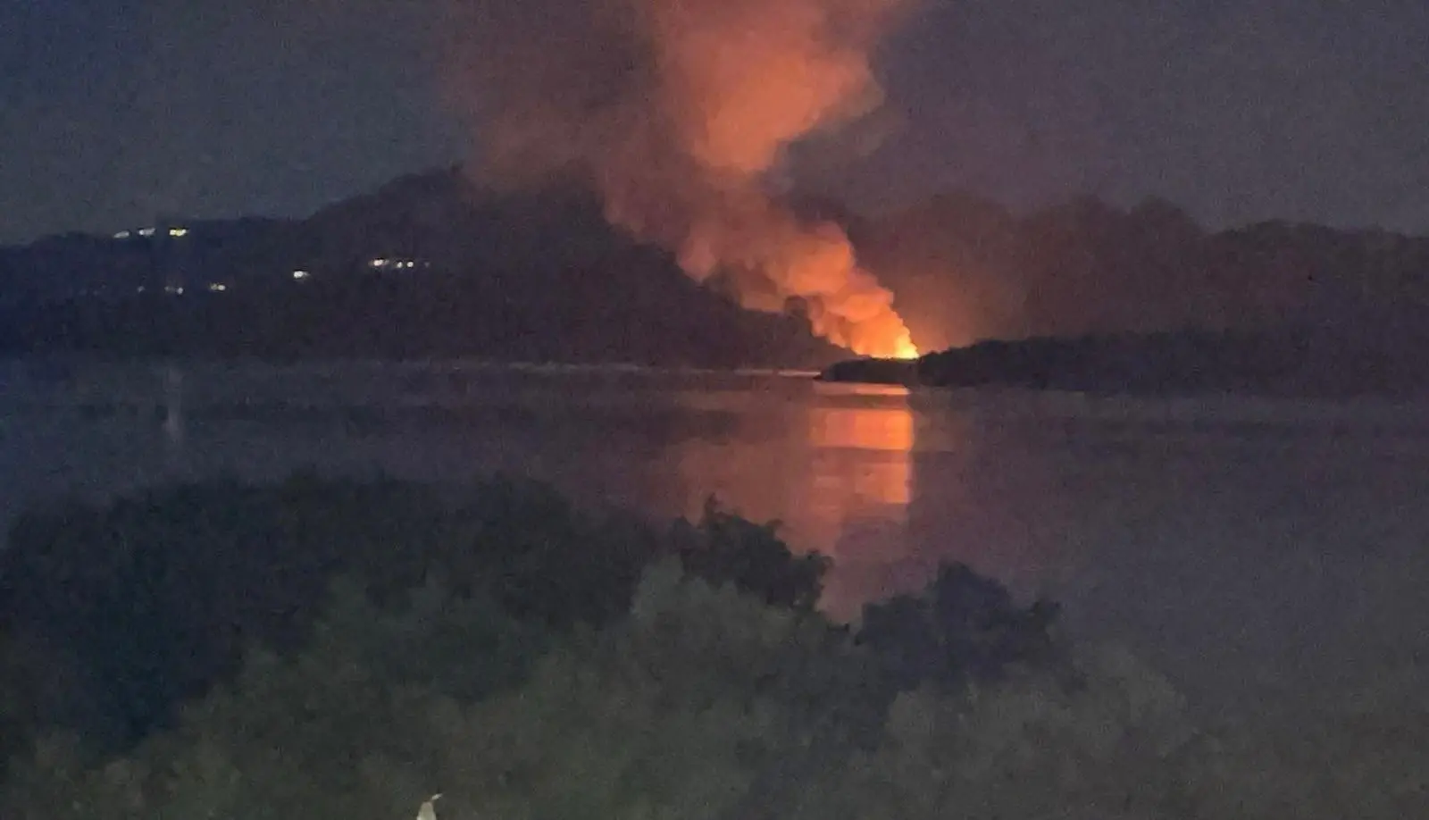 Il chiosco Tortuga in fiamme a Liscia Ruja, visto da lontano