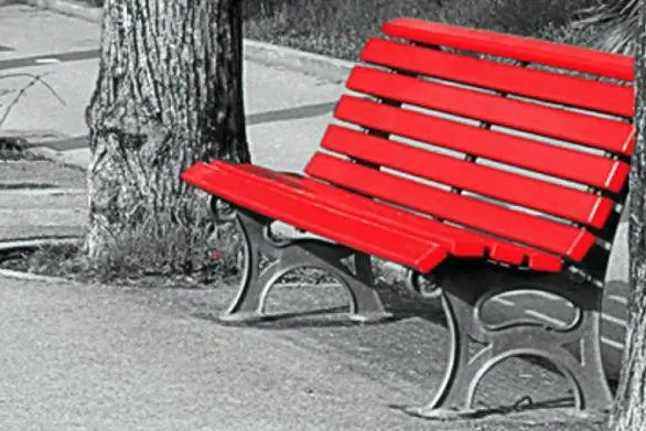 Una panchina rossa (foto Corrias)