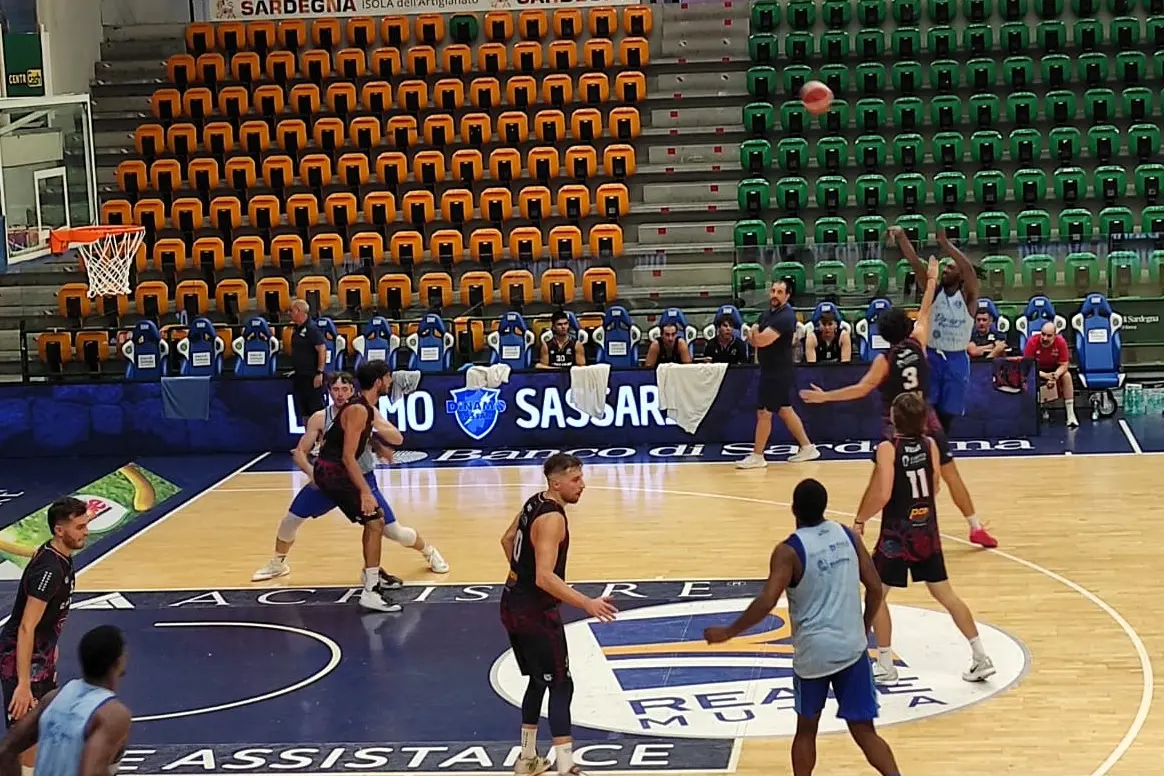 Un'azione della Dinamo contro l'Esperia, unica uscita al palazzetto in pre-campionato (foto G. Marras)