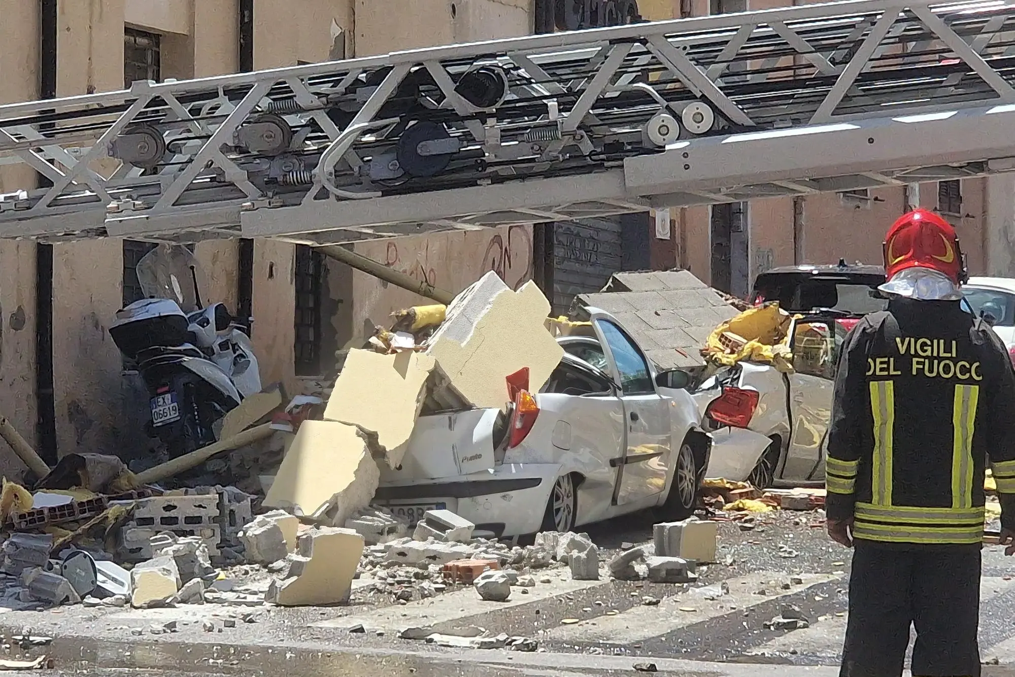 Macerie dopo l'esplosione a Sassari