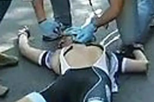 I soccorsi al ciclista Wouter Weylandt dopo la caduta